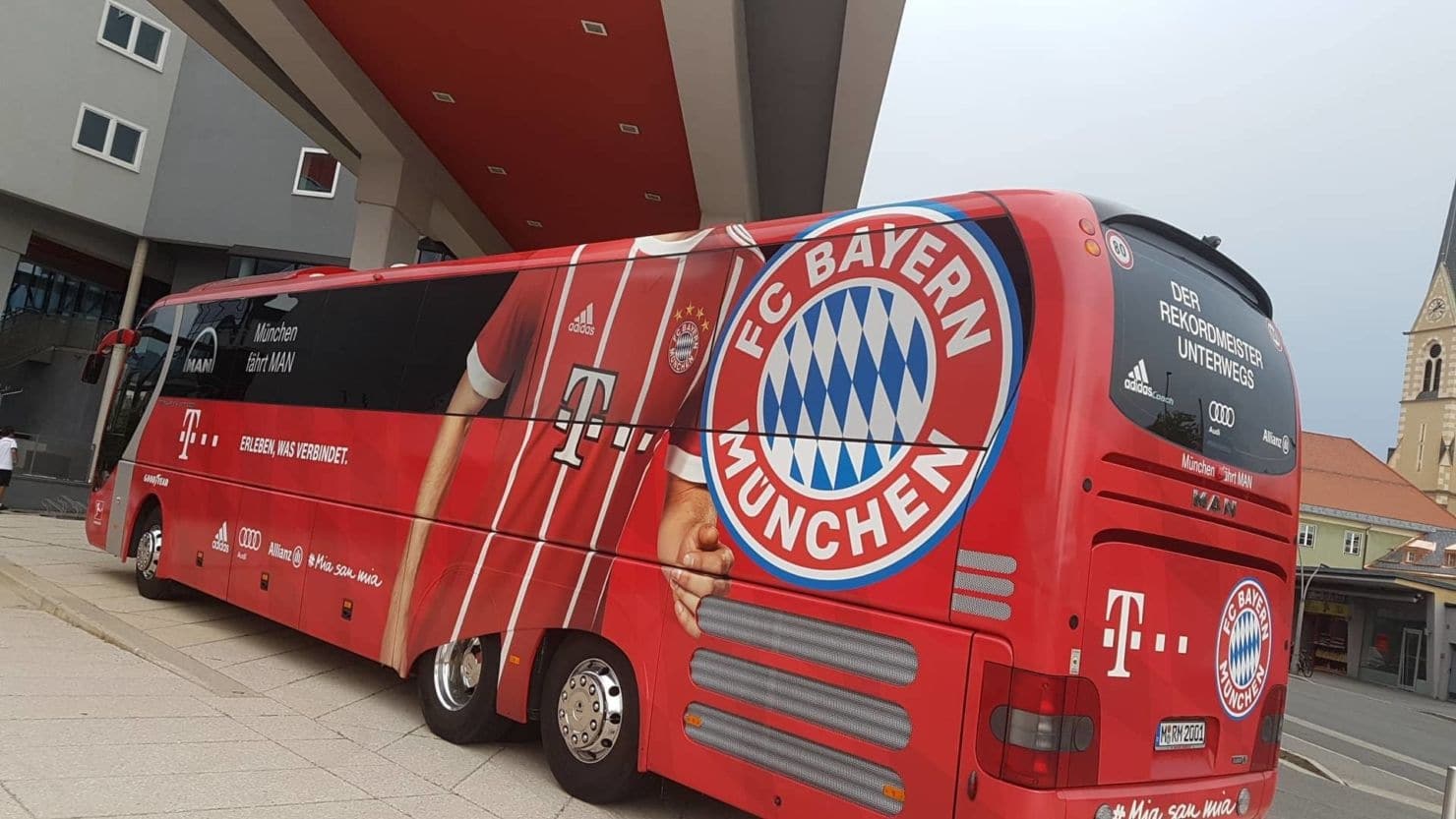 Der FC Bayern Bus parkt direkt vorm Holiday Inn in Villach.