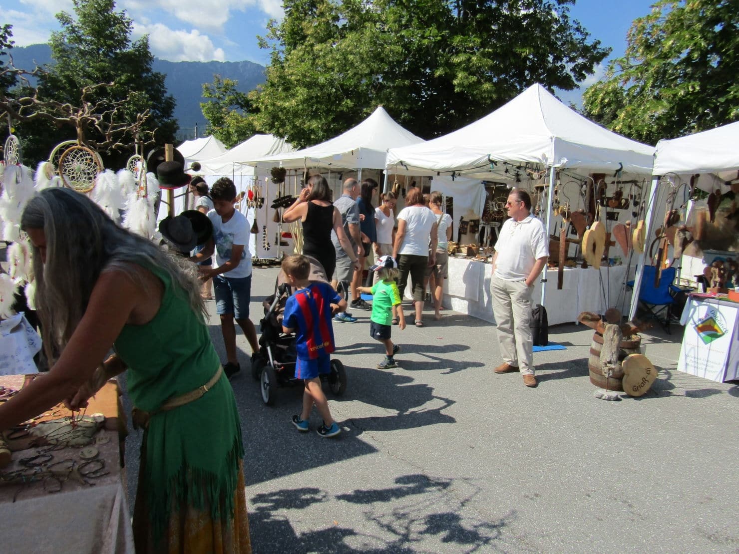 61 ausgesuchte nationale und internationale Kunsthandwerker bieten ihre Kunsthandwerke am Bauernmarktgelände in Faak am See zum Verkauf an.