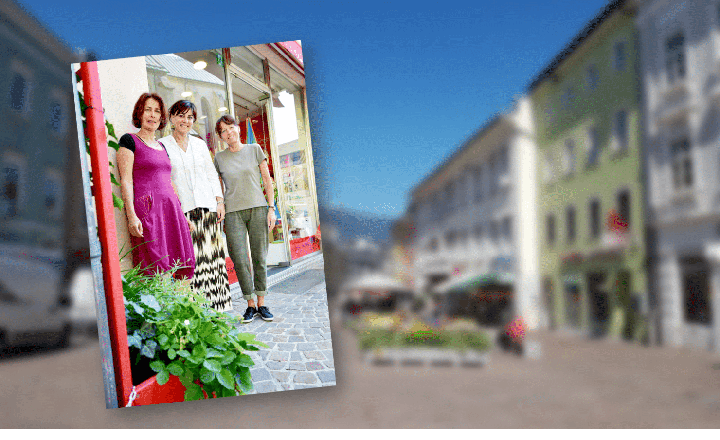 Das Weltladenteam Hildegard Ronacher und Renate Kuttnig präsentieren Vizebürgermeisterin Dr.in Petra Oberrauner ihren „grünen“ Ladeneingang.