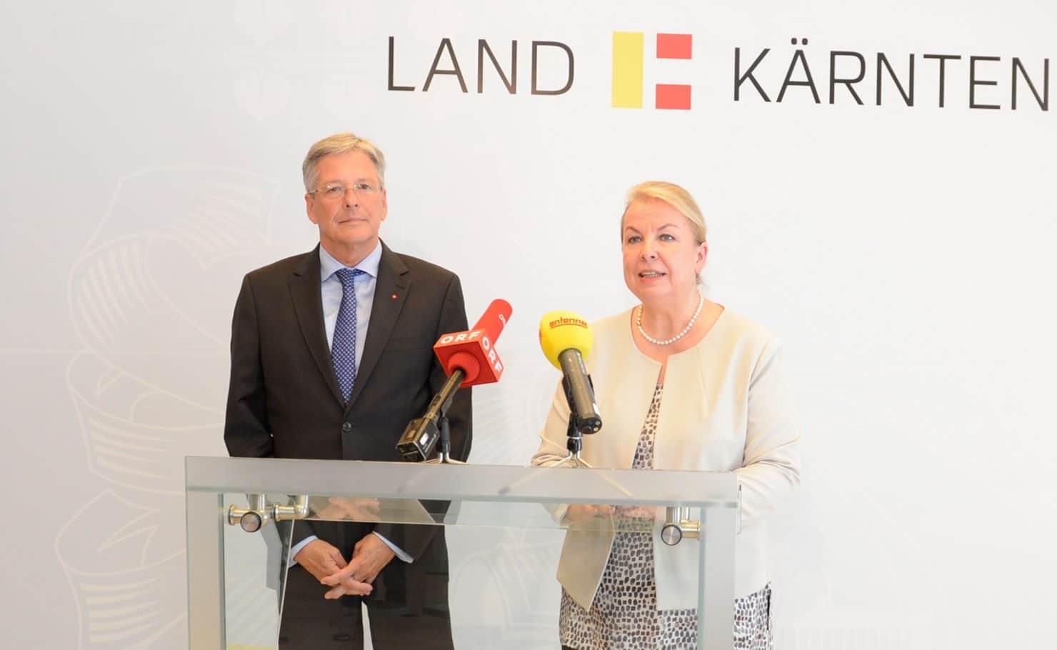 Landeshauptmann Peter Kaiser und Bundesministerin Beate Hartinger-Klein einigten sich heute unter vier Augen.