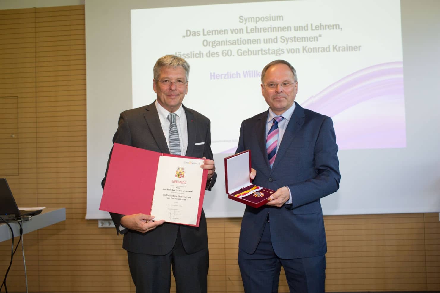 LH Peter Kaiser ehrte Konrad Krainer mit dem großen goldenen Ehrenzeichen des Landes.