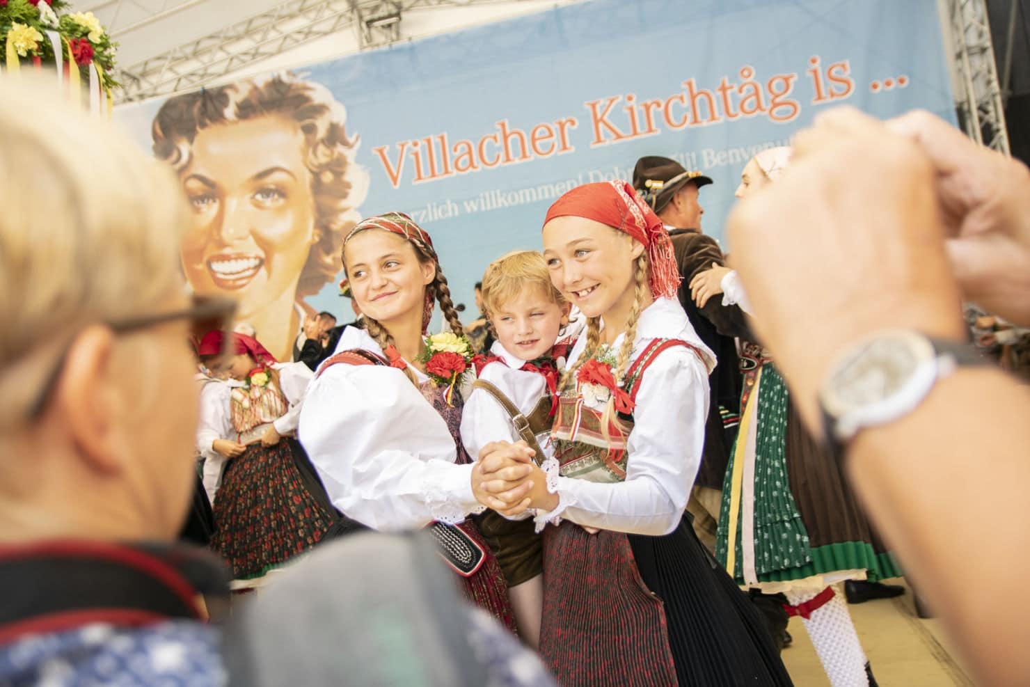 Mit der Messe in der Stadtpfarrkirche und dem anschließenden Bieranstich wurde der 75. Villacher Kirchtag heute feierlich eröffnet.