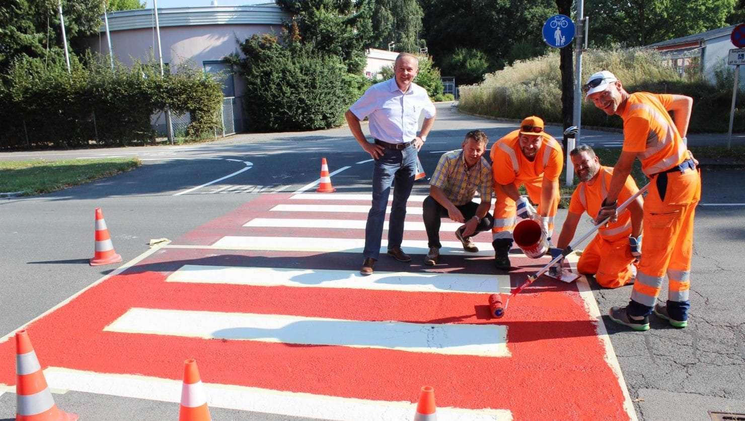 Auch in der Rilkestraße in unmittelbarer Nähe zur VS 14 und VS 27 Welzenegg frischen die Mitarbeiter der Abteilung Straßenbau und Verkehr die roten Farbmarkierungen auf.