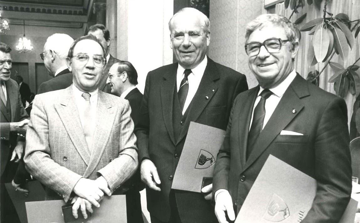 v.l.n.r: Stadtrat aD Heinrich Amtmann, Vizebürgermeister aD Max Lauritsch und Ing. Erwin Tschachler bei der Ehrenzeichenverleihung 1988.