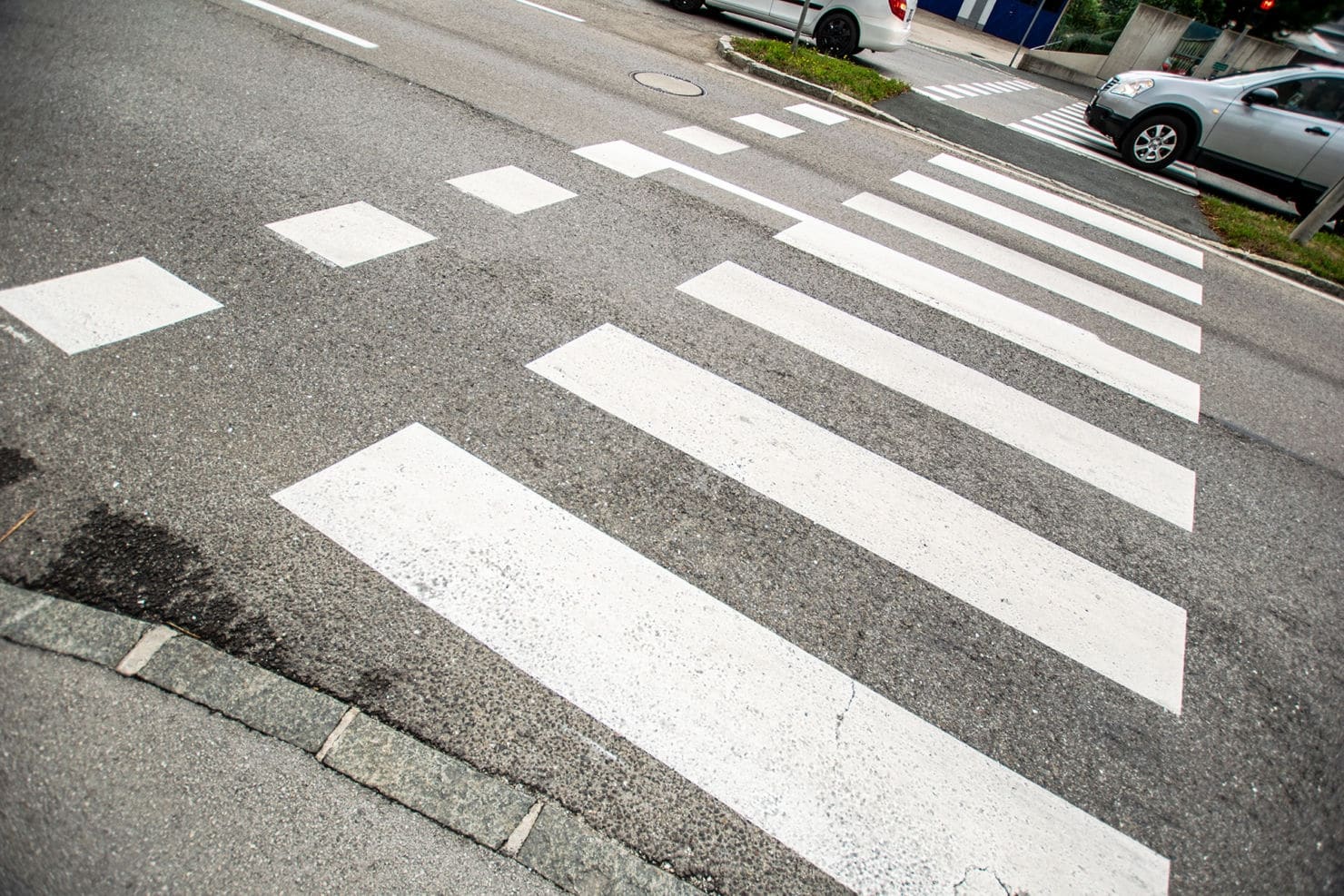 Beim Überqueren eines Schutzweges wurde der 21-jährige Fußgänger aus dem Bezirk Klagenfurt von dem 77-jährigen PKW-Lenker übersehen.