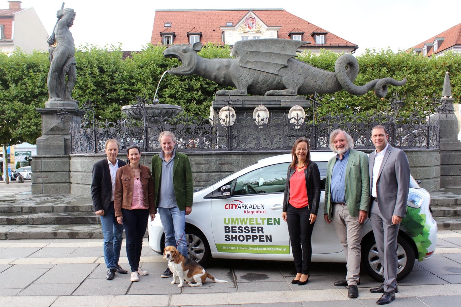 Die Stadträte Frank Frey und Markus Geiger starteten mit den eCarsharing
Betreibern von „Family of Power“ (Maria Aichberger und DDI Gerd Ingo Janitschek)
den Elektroauto-Verleih in der Lindwurm Garage.