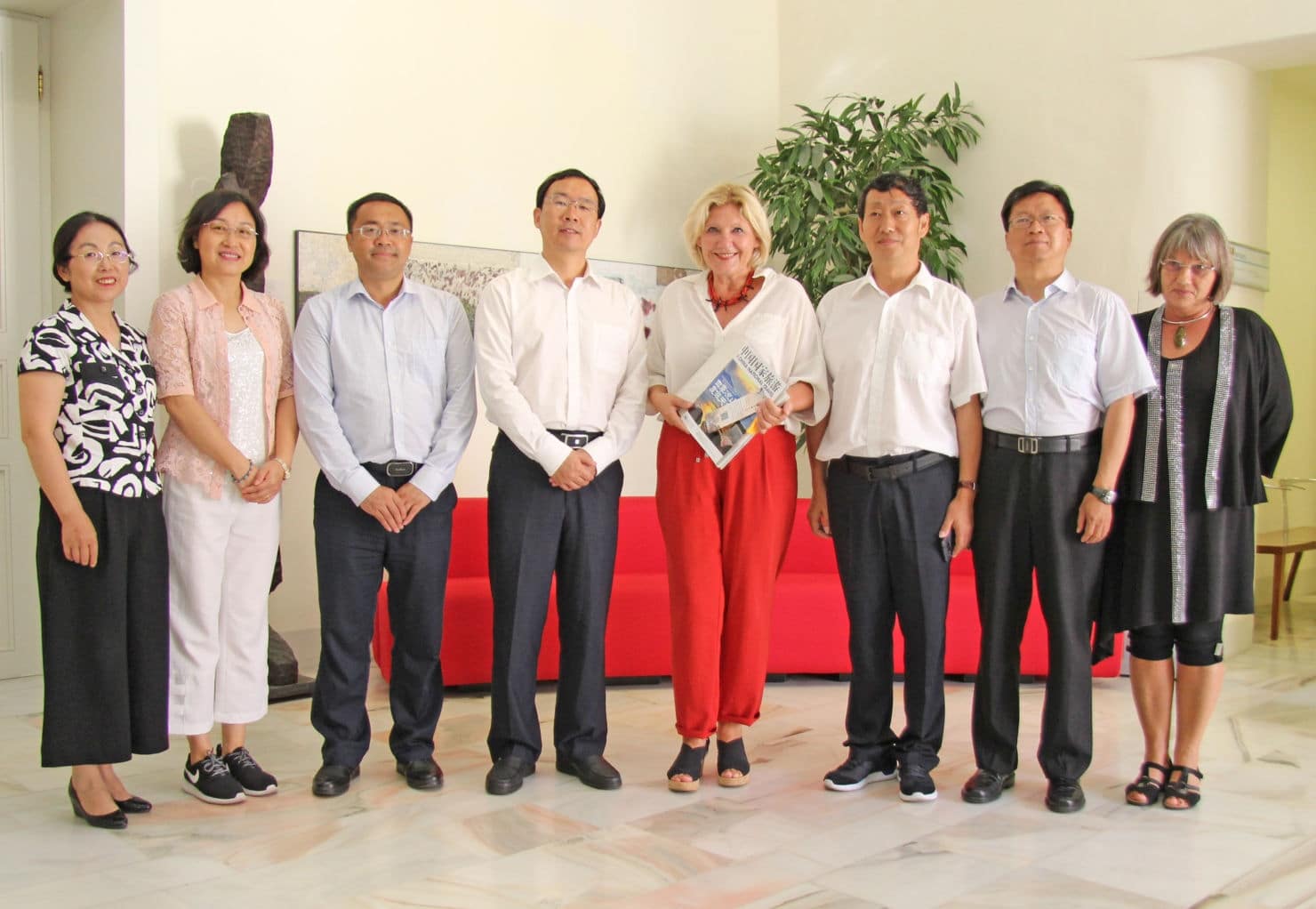 Bürgermeisterin Dr. Maria-Luise Mathiaschitz mit Vize-Gouverneur Feng Bin (links davon), den restlichen Delegationsmitgliedern und Protokollchefin Mag. Eva Janica (re.).