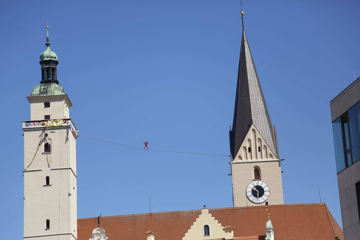 Alex Schulz im bayerischen Ingolstadt. Balanceakt zwischen Pfeifturm und Moritzkirche.