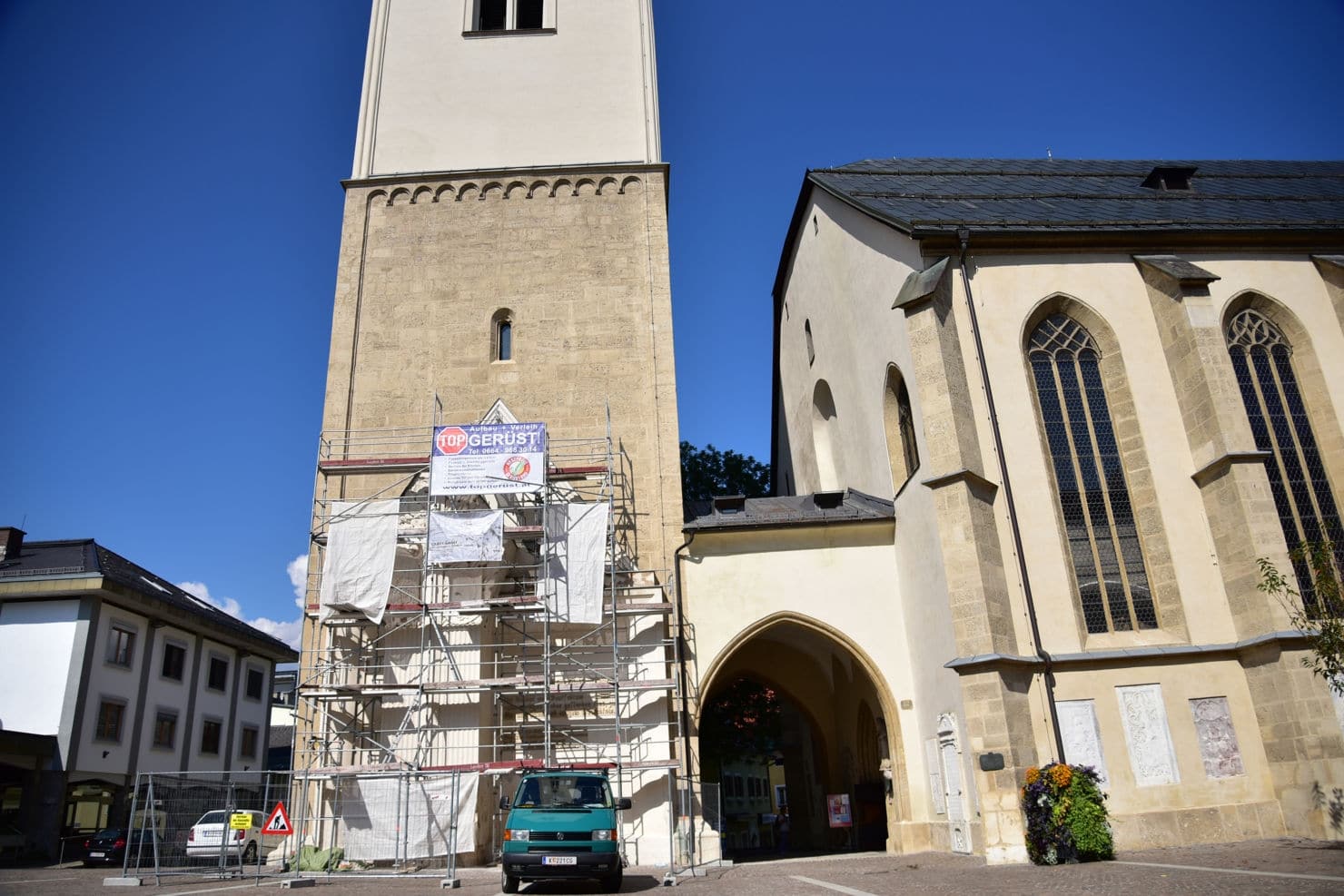 Ein Gerüst ist auf der Südseite des Turms der Stadthauptpfarrkirche angebracht