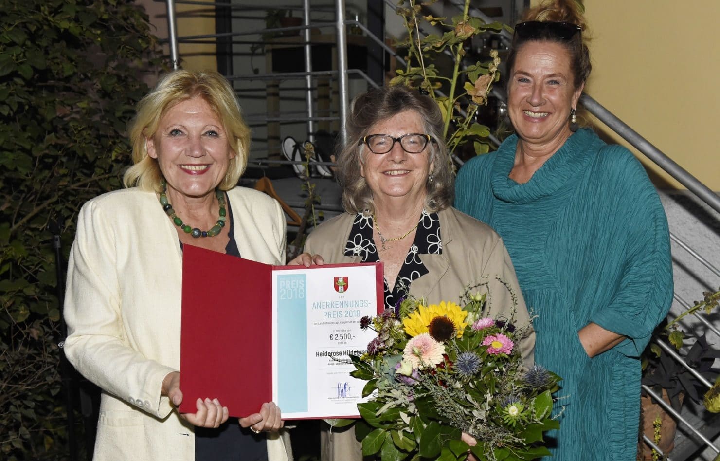 Bürgermeisterin Maria-Luise Mathiaschitz und Kulturamtsleiterin Manuela Tertschnig überreichen Heiderose Hildebrand den Anerkennungspreis.