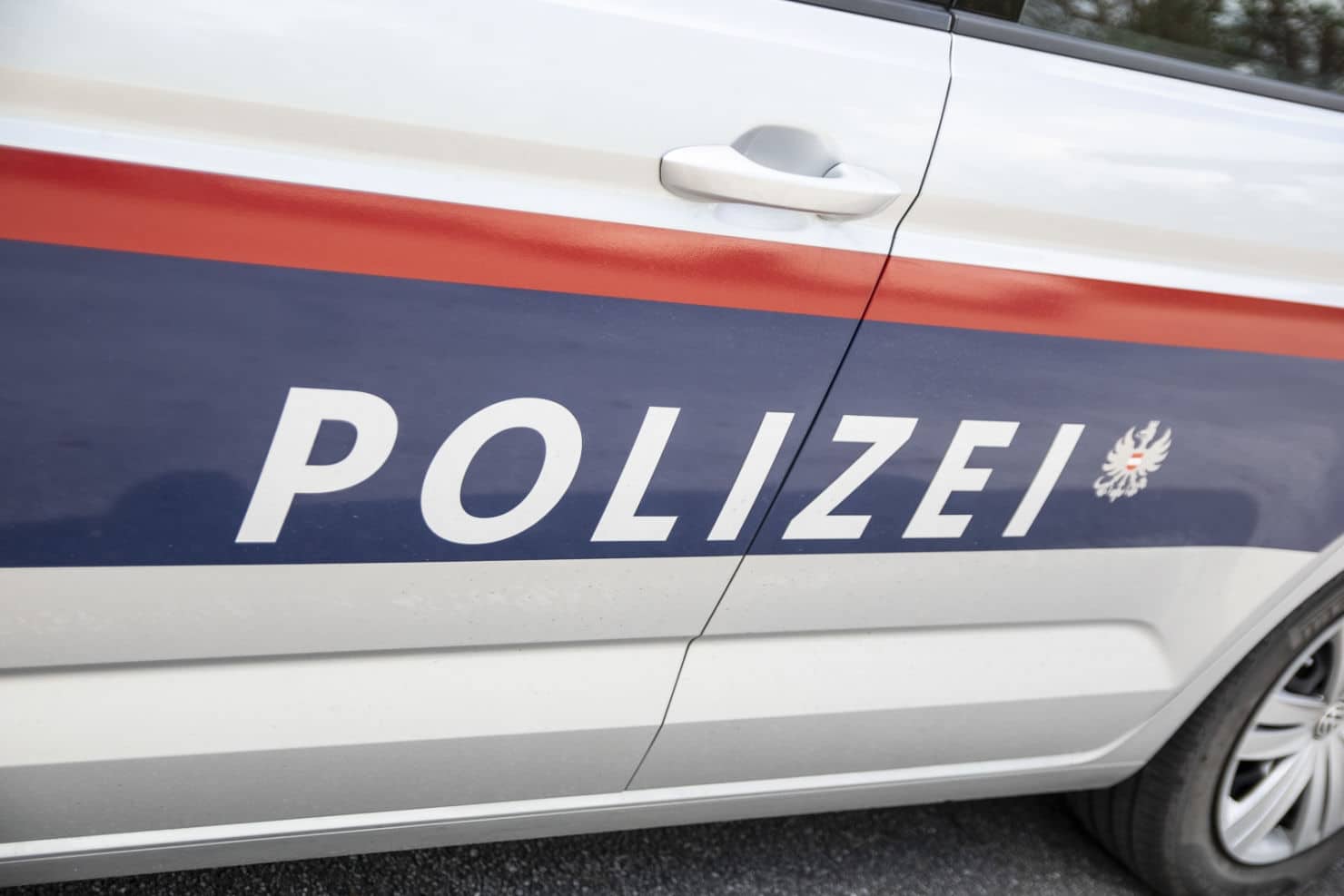 In Klagenfurt wird aktuell nach einem Mann gesucht, der vergangene Nacht versucht haben soll, eine Tankstelle zu überfallen.