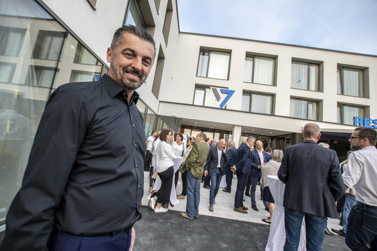 Der bekannte Villacher Unternehmer Miki Aleksic, erklärt gegenüber 5 Minuten, dass 20 bis 30 Arbeitsplätze entstehen werden”. Er ist auch Chef des Hotel “Seven” sowie “Mikis Knusperhendl”.
