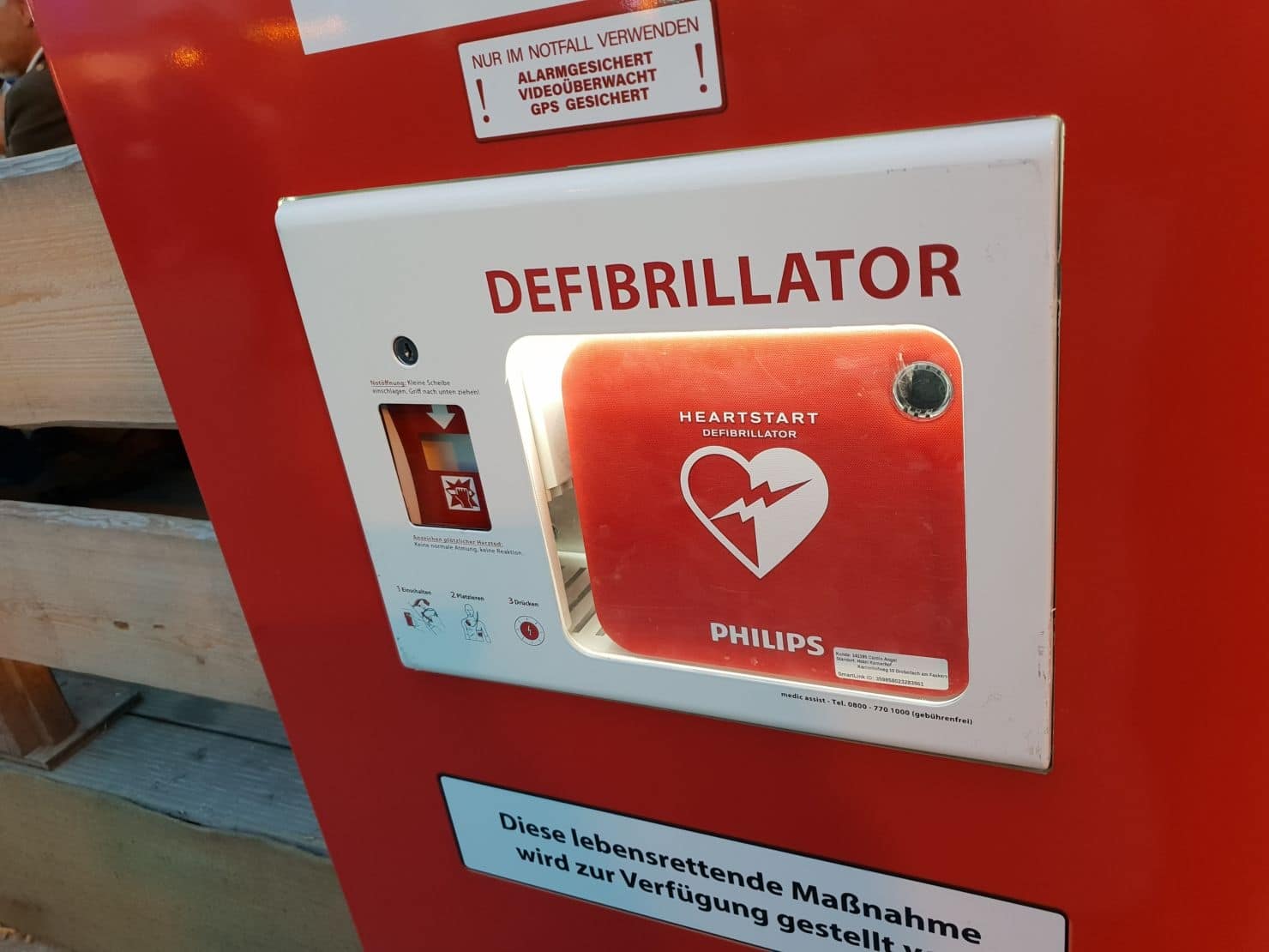 Eine solche Notfallsäule mit dem lebensrettenden Defibrillator soll ab dem Sommer in der Villacher Innenstadt stehen.
