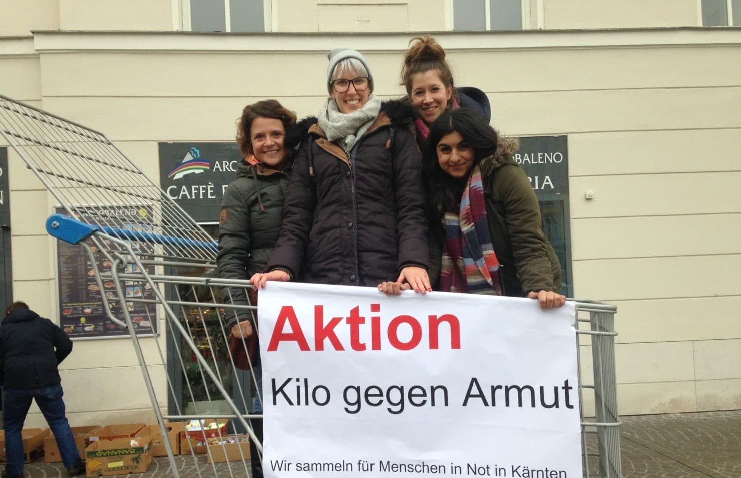 Die youngCaritas sammelt am Donnerstag in Klagenfurt bei der Aktion „Kilo gegen Armut“ wieder lang haltbare Lebensmittel und Hygieneartikel. 