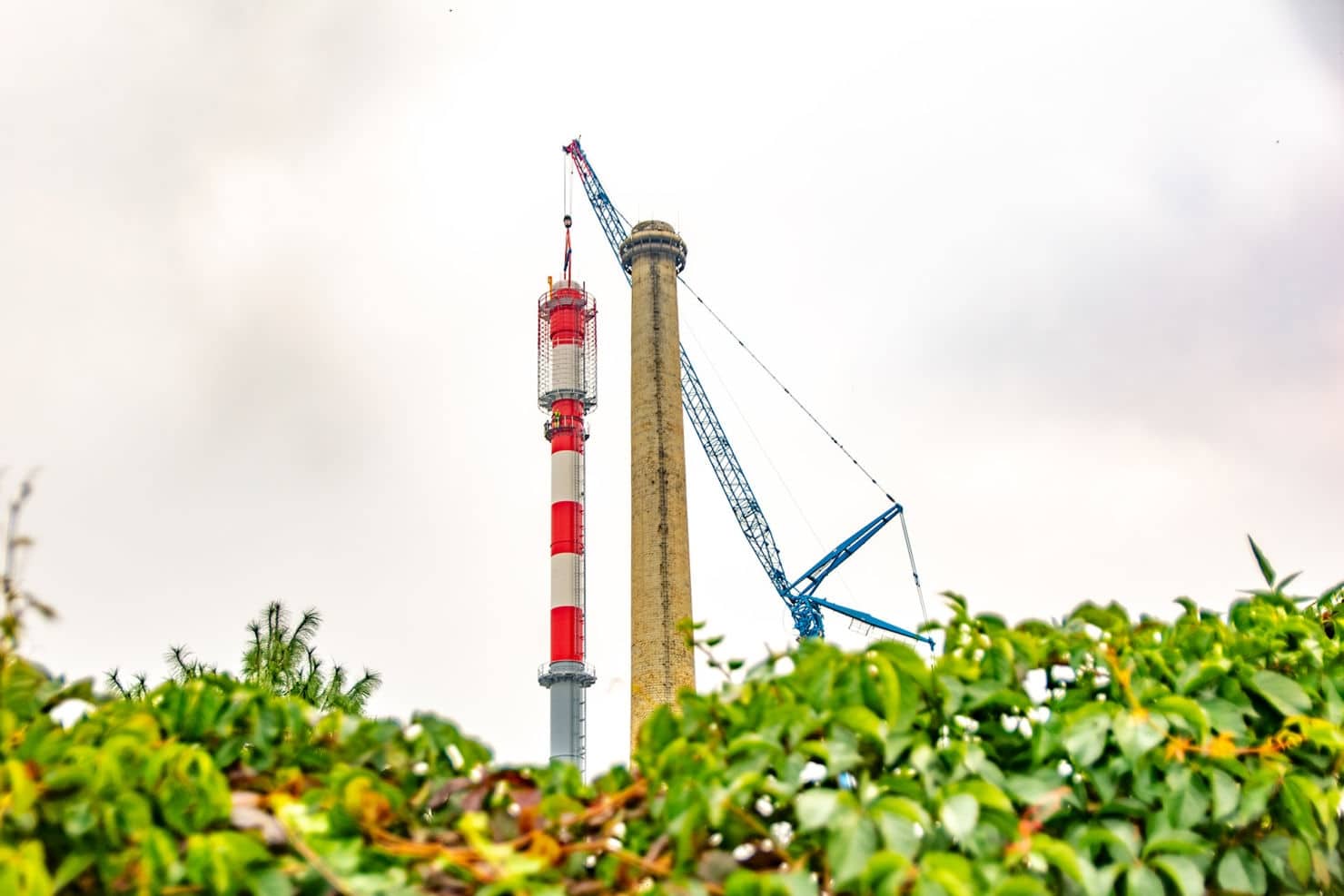 Neuer Schornstein für STW-Fernheiz­kraftwerk steht