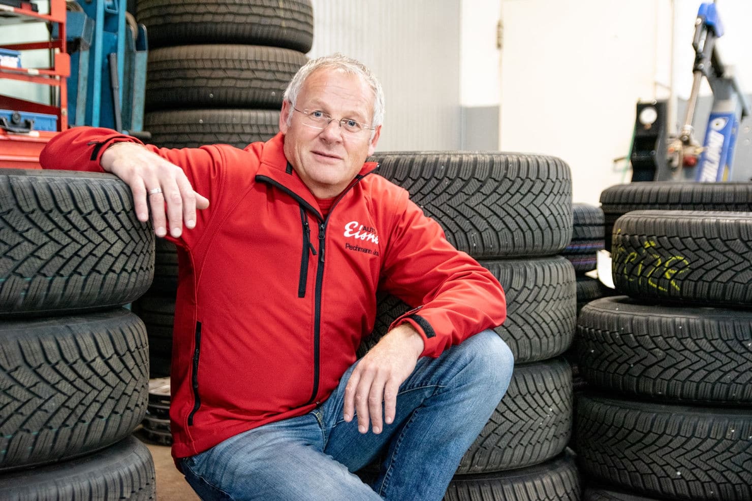 Kundendienstleiter Josef Pechmann ist nicht nur an den Wechseltagen mit Reifen eingedeckt. Ihr könnt eure Reifen hier nämlich auch bei idealen Bedingungen einlagern lassen.