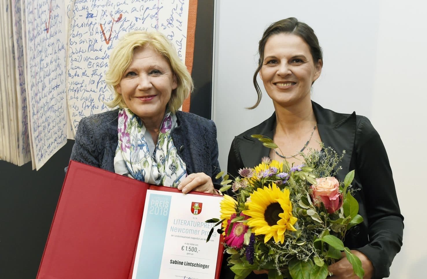 Bürgermeisterin Maria-Luise Mathiaschitz überreicht den ersten „Newcomer“-Literaturpreis an Sabine Lintschinger.