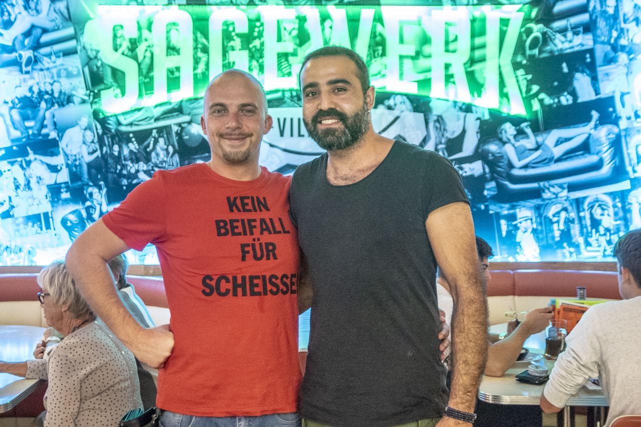 Jürgen und Ciwan freuen sich auf das BIERPONG Turnier im Sägewerk Villach.