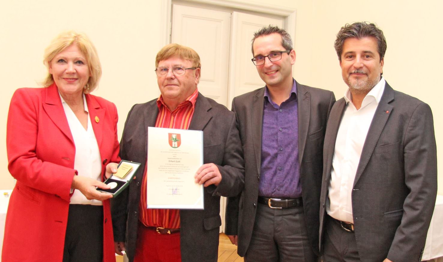Bürgermeisterin Dr. Maria-Luise Mathiaschitz überreichte im Beisein
von Stadtrat Mag. Franz Petritz und LAbg. Stefan Sandriesser an Erhard Gutt den Ehrpfennig.