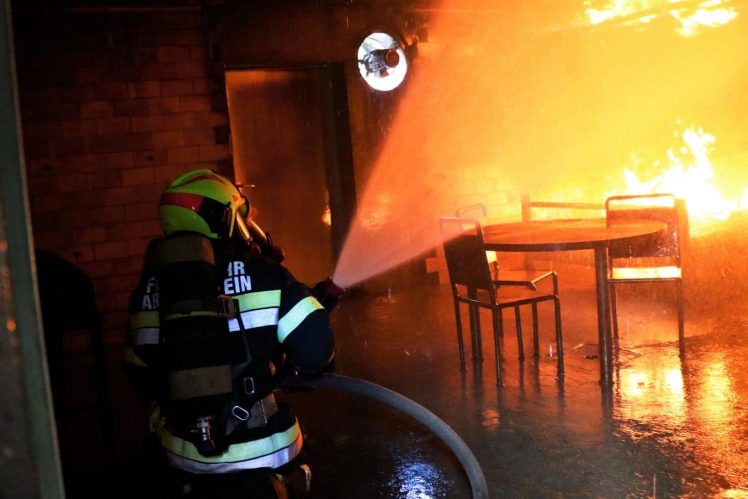 Die Mitglieder der Feuerwehren riskieren oftmals sogar ihr eigenes Leben, um anderen zu helfen.