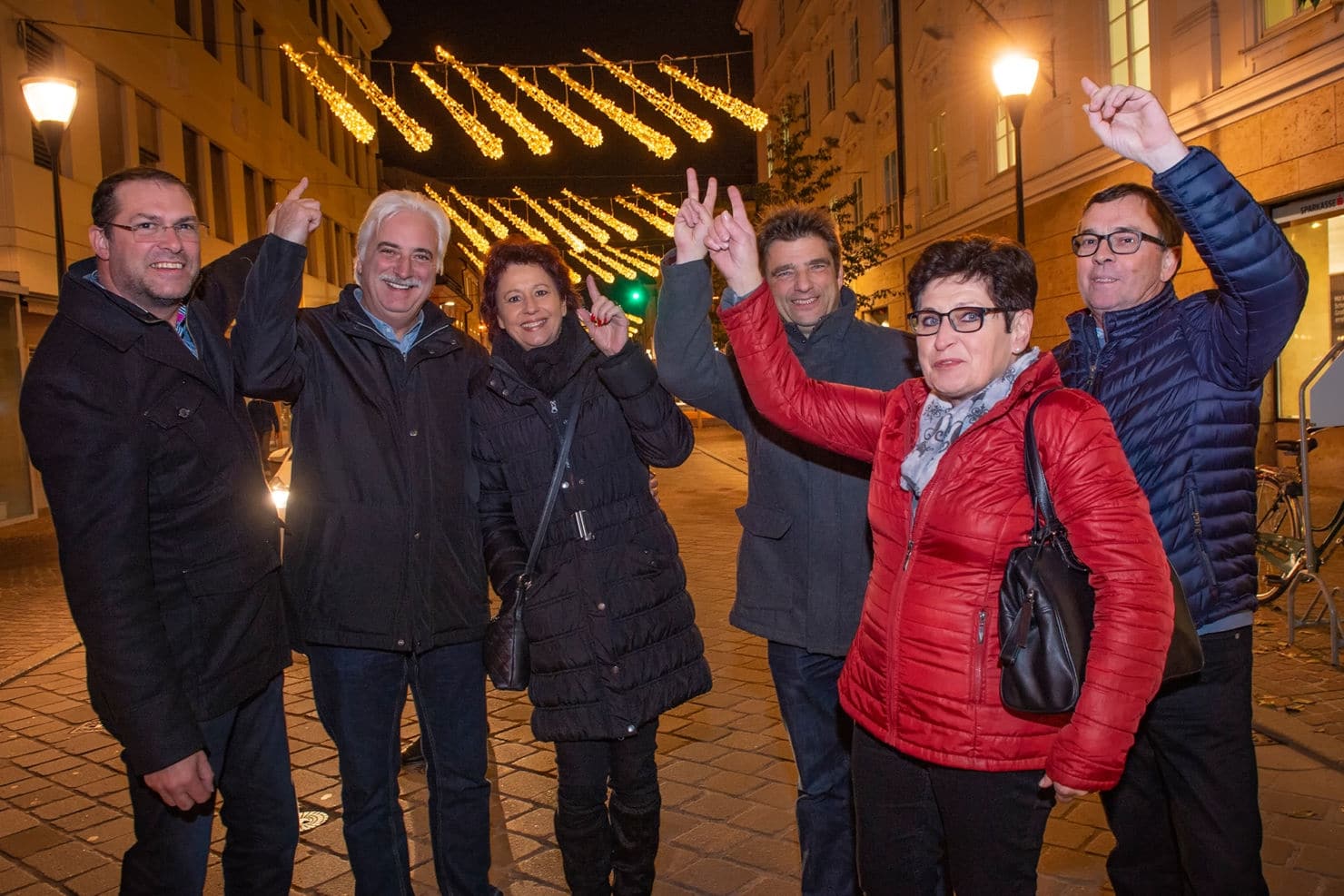 Die neue Weihnachtsbeleuchtung in der 10.-Oktober-Straße hat Wirtschafts-Stadtrat Markus Geiger mit den Geschäftsleuten Plautz, Pflüger und Odreitz eingeweiht.