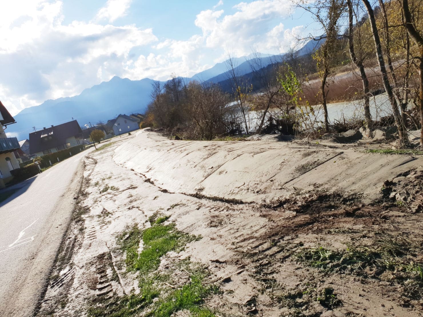 Der selbstgebaute Damm in Latschach soll vor erneuten Überschwemmungen schützen.