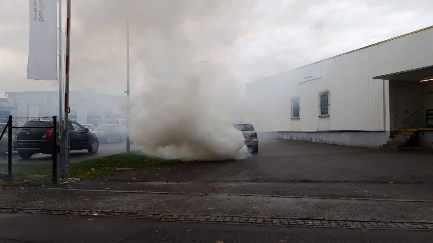 Durch die starke Rauchentwicklung wurde ein PKW Brand vermutet.