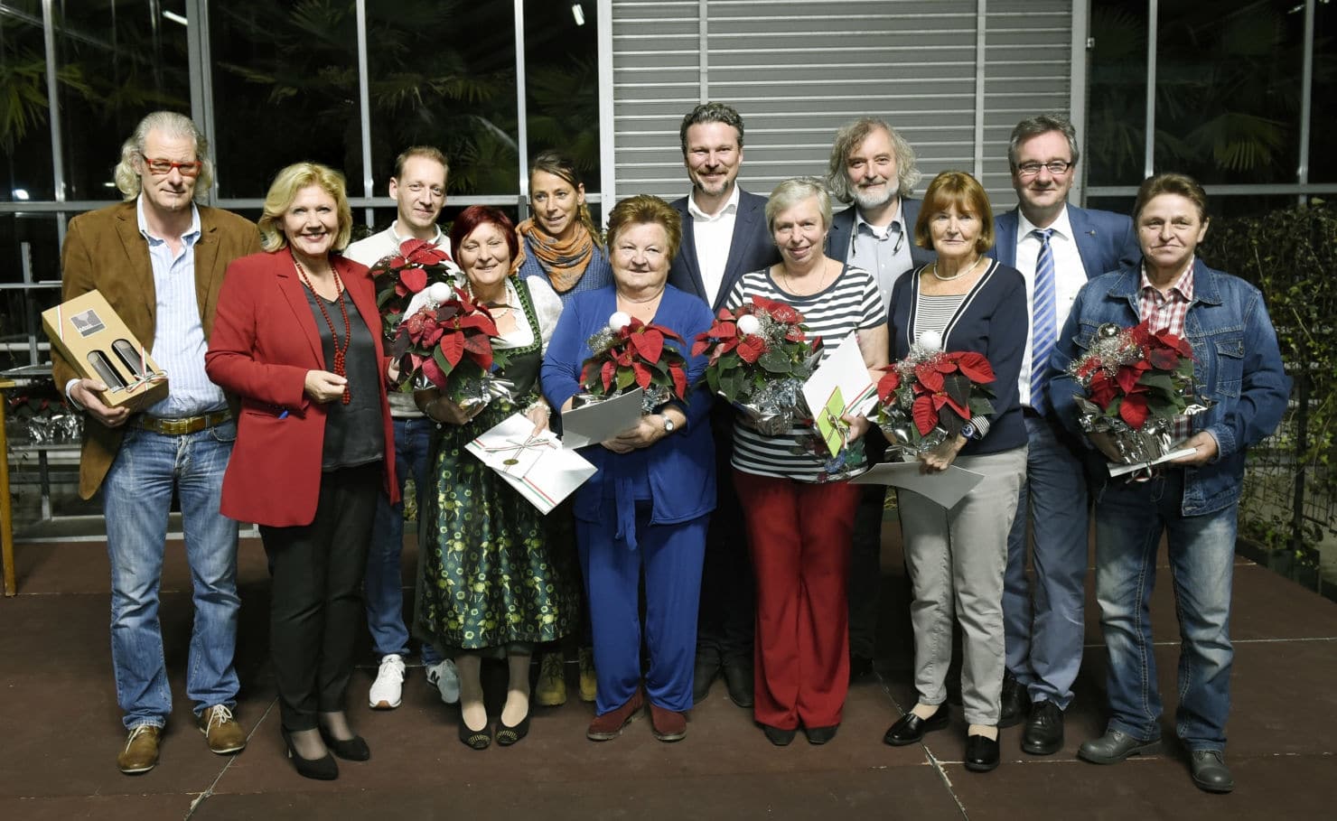 Bürgermeistern Dr. Maria-Luise Mathiaschitz, die Stadträte Frank Frey und Wolfgang Germ sowie Stadtgartendirektor DI Heinz Blechl mit den Siegern der einzelnen Kategorien.