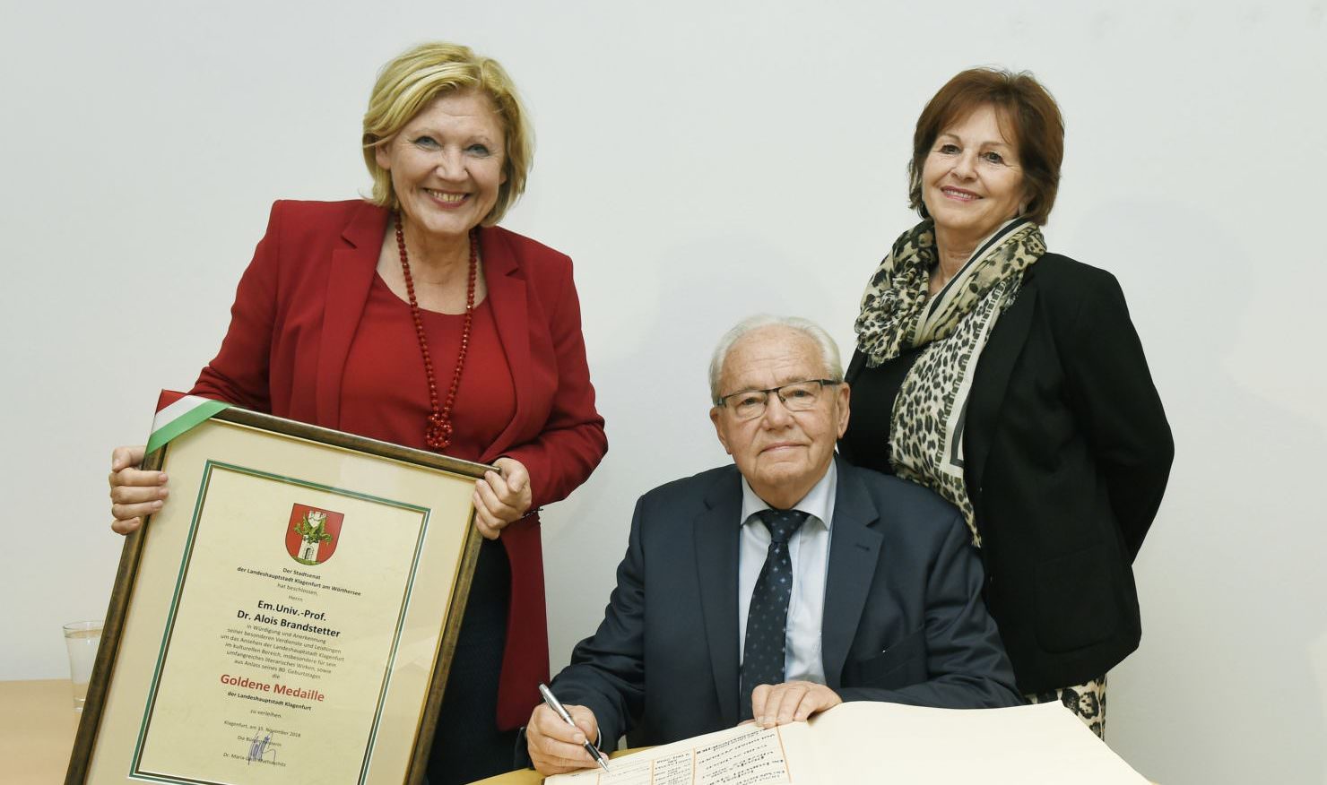 Bürgermeisterin Dr. Maria-Luise Mathiaschitz würdigt Dr. Alois Brandstetter im Beisein seiner Gattin Suchra mit der „Goldenen Medaille der Landeshauptstadt Klagenfurt“.