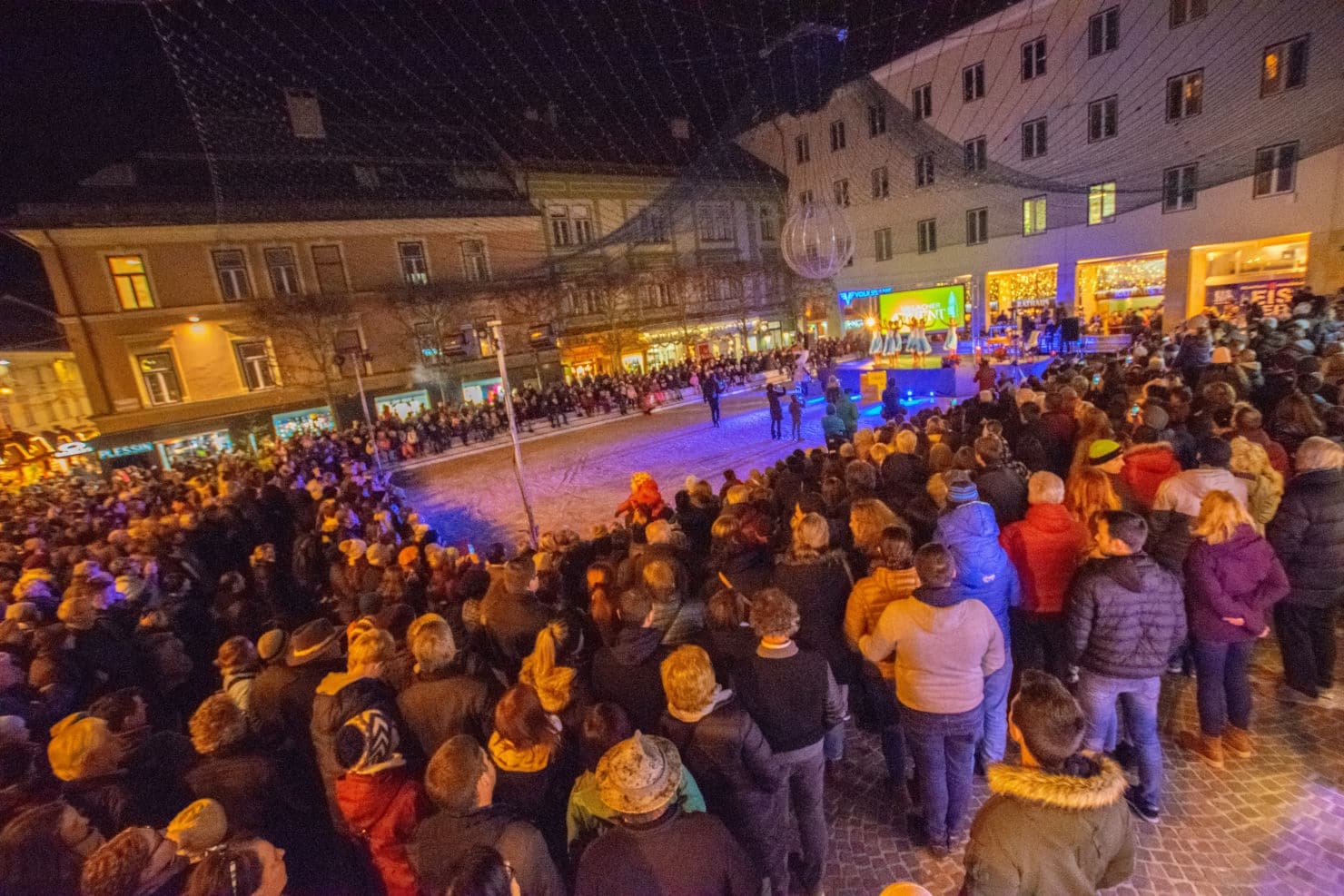 Bei der Eröffnung am Villacher Rathausplatz wurde die festliche Weihnachtsbeleuchtung der Stadt entzunden.