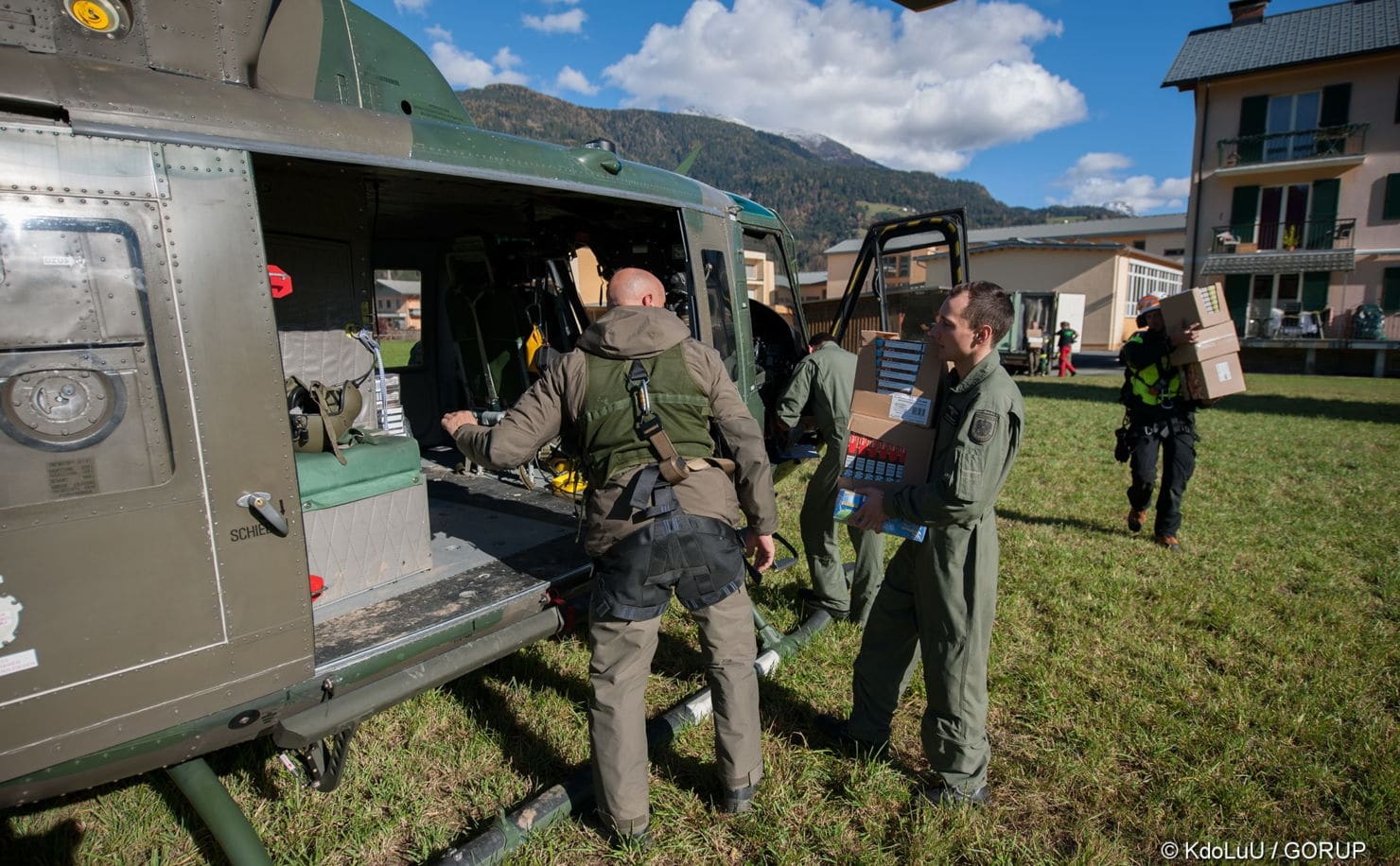 Lebensmitteltransport mit einer Agusta Bell 212 für die eingeschlossene Lesachtaler Bevölkerung.