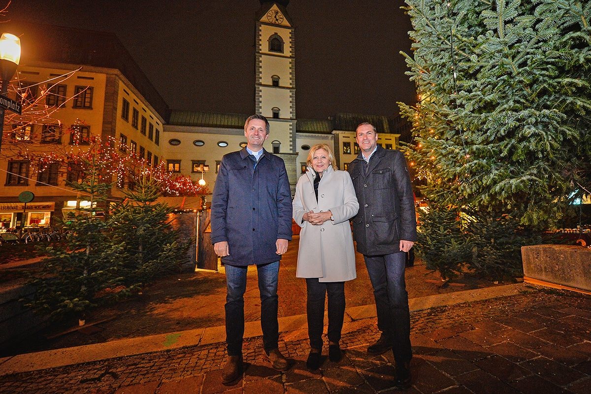 Bürgermeisterin Dr. Maria-Luise Mathiaschitz, Stadtrat Markus Geiger und Dompfarrer Dr. Peter Allmaier eröffneten den stimmungsvollen Weihnachtsmarkt vor der Domkirche.