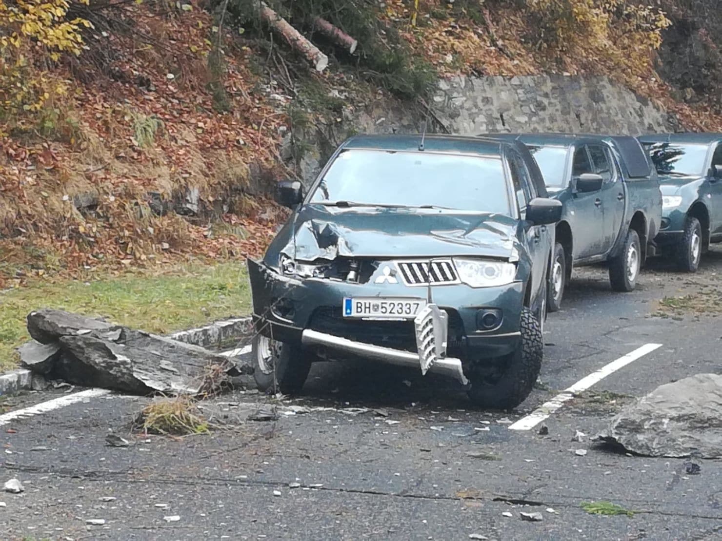 Das Fahrzeug eines Erkundungstrupps wurde durch Felssturz schwer beschädigt. Gott sei Dank wurden keine Soldaten dabei verletzt.