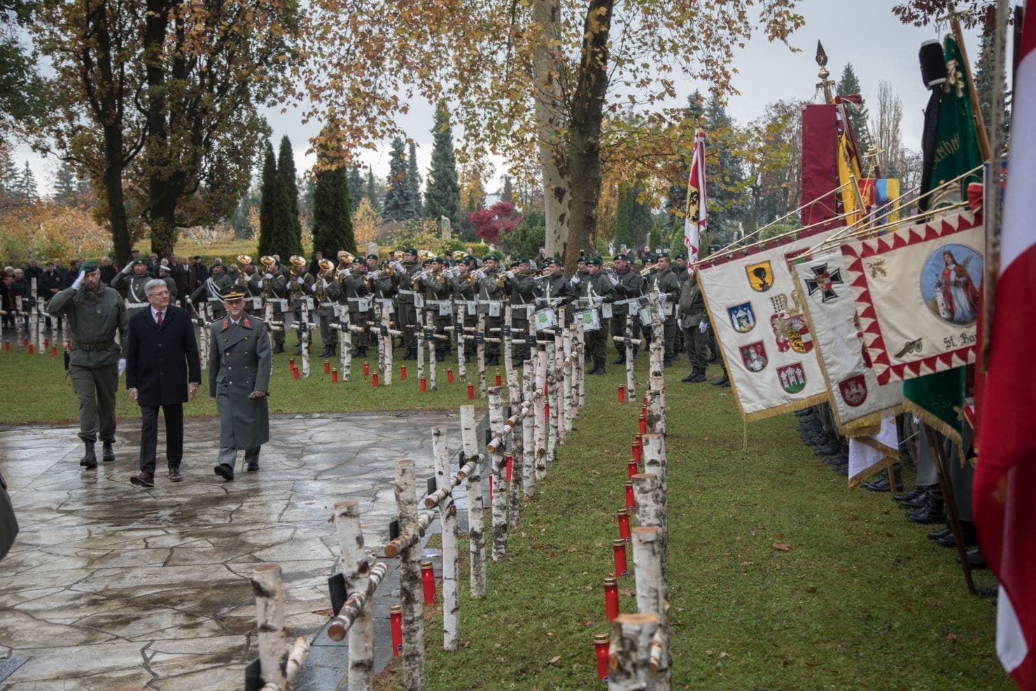 Abschreiten der Ehrenformation beim Allerseelengedenken am Friedhof Annabichl durch LH Peter Kaiser und Militärkommandant Walter Gitschthaler.