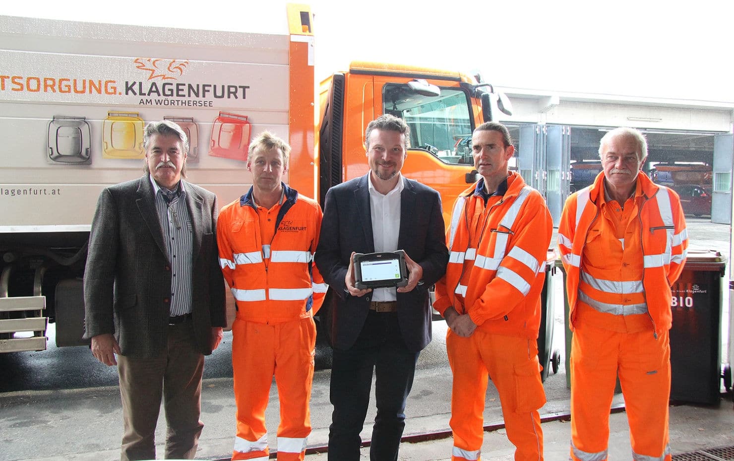 Stadtrat Wolfgang Germ freut sich gemeinsam mit Ing. Karl Weger und Mitarbeitern der Abteilung Entsorgung über den großen Erfolg der optimierten Tourenführung.