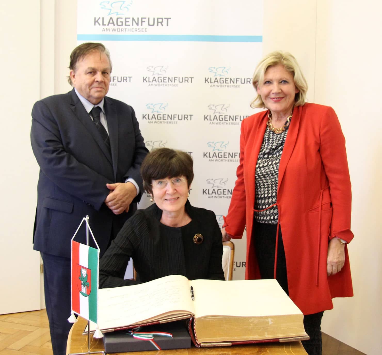 Botschafterin Veronika Erte mit Bürgermeisterin Maria-Luise Mathiaschitz und Honorarkonsul Wolfgang Lattacher.