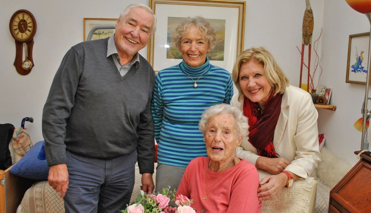 Bürgermeisterin Dr. Maria‐Luise Mathiaschitz mit Adelheid Johum
und ihren Kindern Mag. Hans Kaufmann und Margret Uhl.