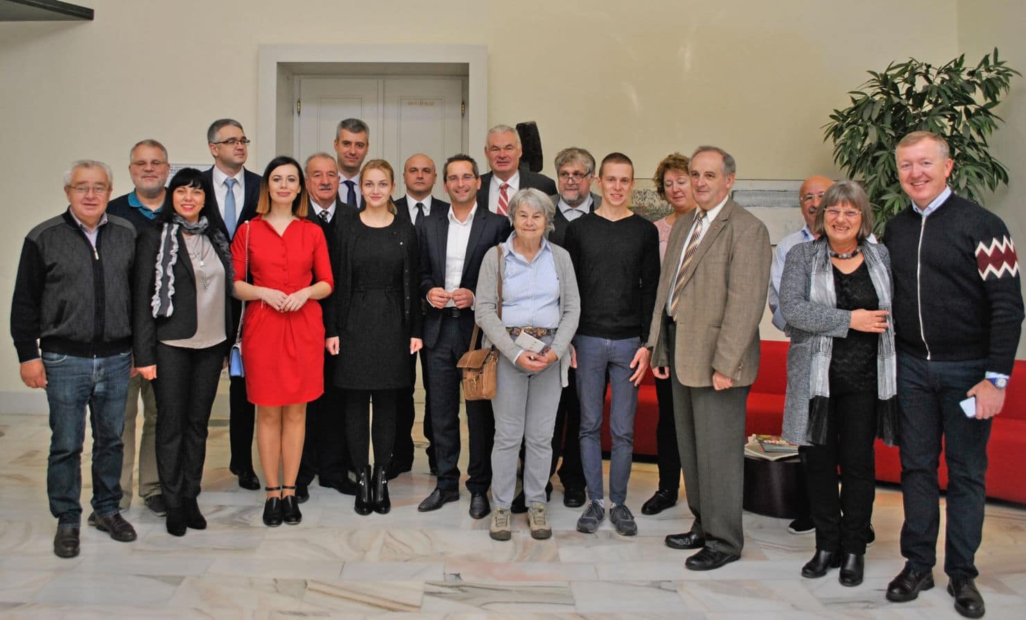 Die Teilnehmer des Europäischen Volksgruppenkongresses wurden
offiziell im Rathaus empfangen.