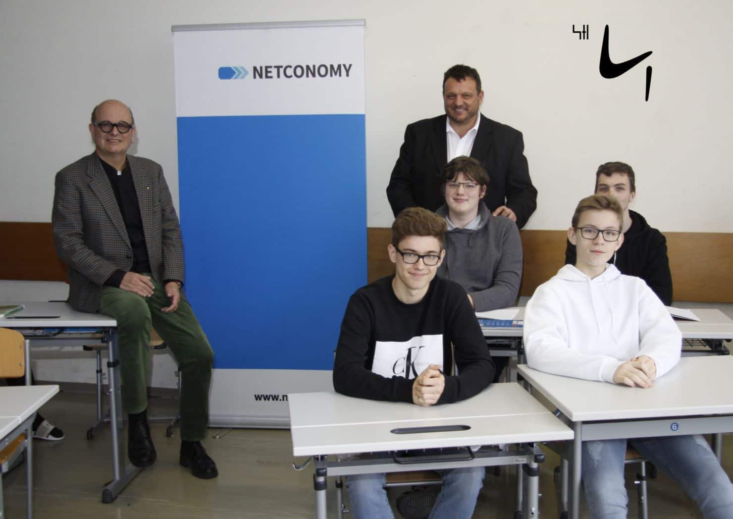 v.l.n.r.: Direktor Kussatscher und Abteilungsvorstand Eder mit Schülern der HTL-Villach.