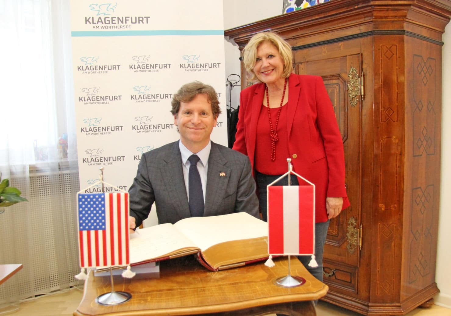 Botschafter Trevor D. Traina mit Bürgermeisterin Dr. Maria-Luise Mathiaschitz beim Eintrag in das „Goldene Buch“.