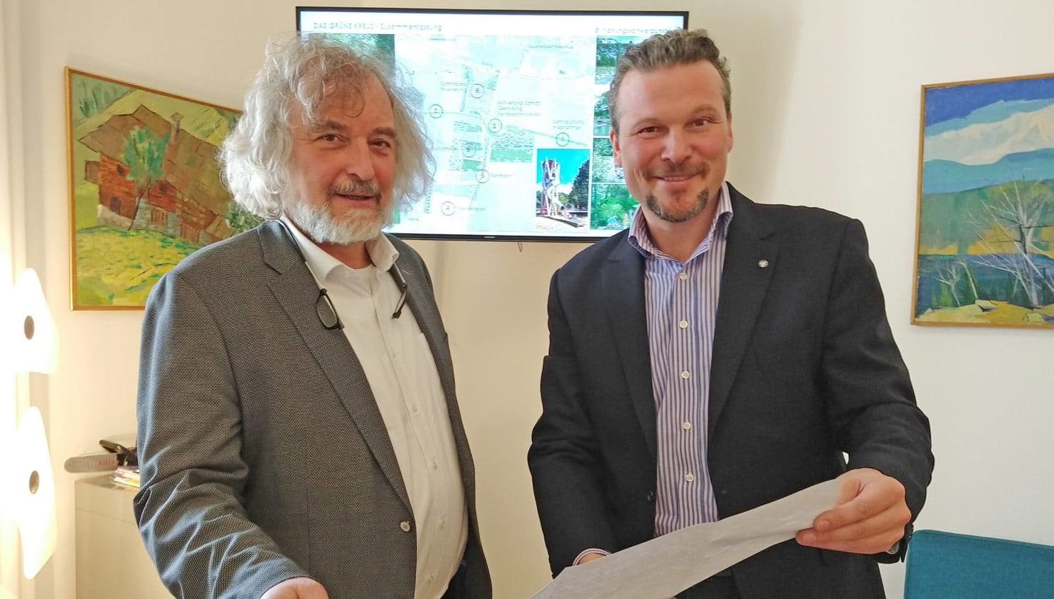 Die Stadträte Wolfgang Germ und Frank Frey präsentierten das
Hochwasserschutzprojekt Sattnitz und mögliche Visionen der künftigen
Freiraumgestaltung beim Sattnitzpark.