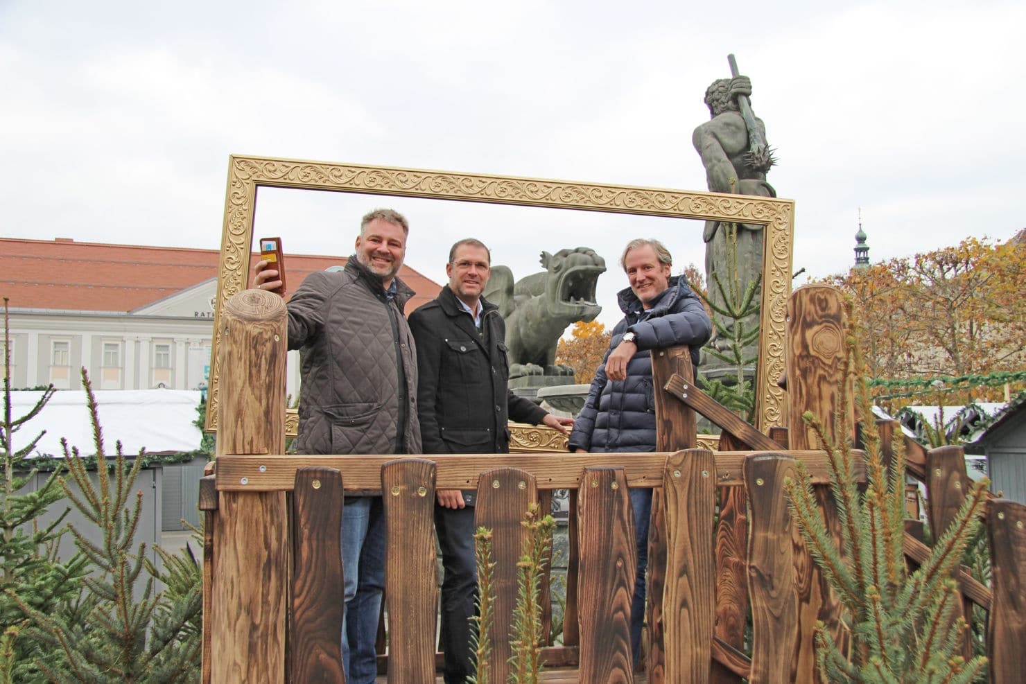 Ein Selfie vor dem Lindwurm und dem Christbaum: Stadtrat Markus
Geiger mit Adolf Kulterer und Helmuth Micheler vom TVB.