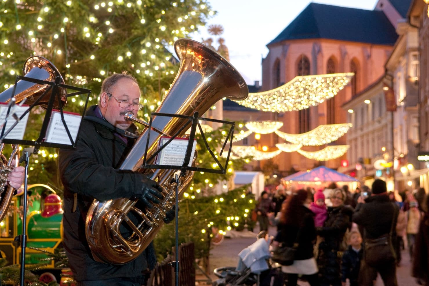 Ein besonderes Advent Highlight: Das Alpen Adria-Singen am 8. Dezember bei der Laternenbühne auf dem Villacher Hauptplatz.