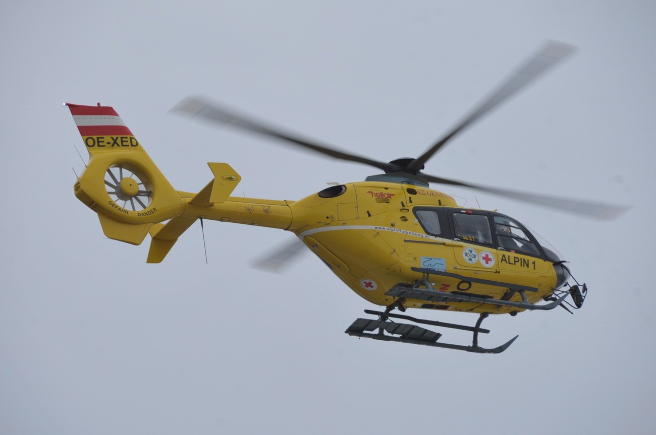 Der 12-jährige Skifahrer musste mit Verletzungen im Bereich des unteren Rückens vom Notarzthubschrauber Alpin 1 in das LKH Villach geflogen werden.