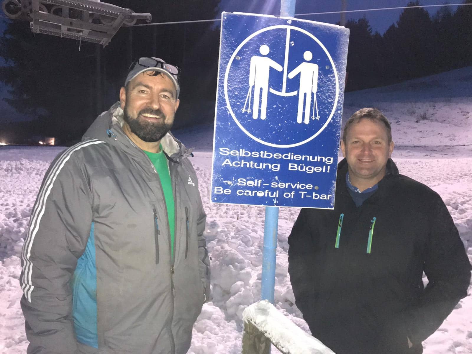Gerhard Abuja (links) und Dieter Mörtl (rechts) freuen sich auf die Eröffnung des Skilifts “HRAST” am Donnerstag, den 20. Dezember.