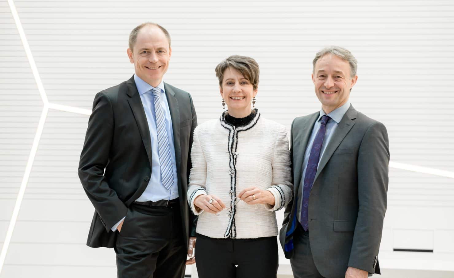 Finanzvorstand Oliver Heinrich mit Vorstandsvorsitzenden 
Sabine Herlitschka und Thomas Reisinger, Vorstand für Operations