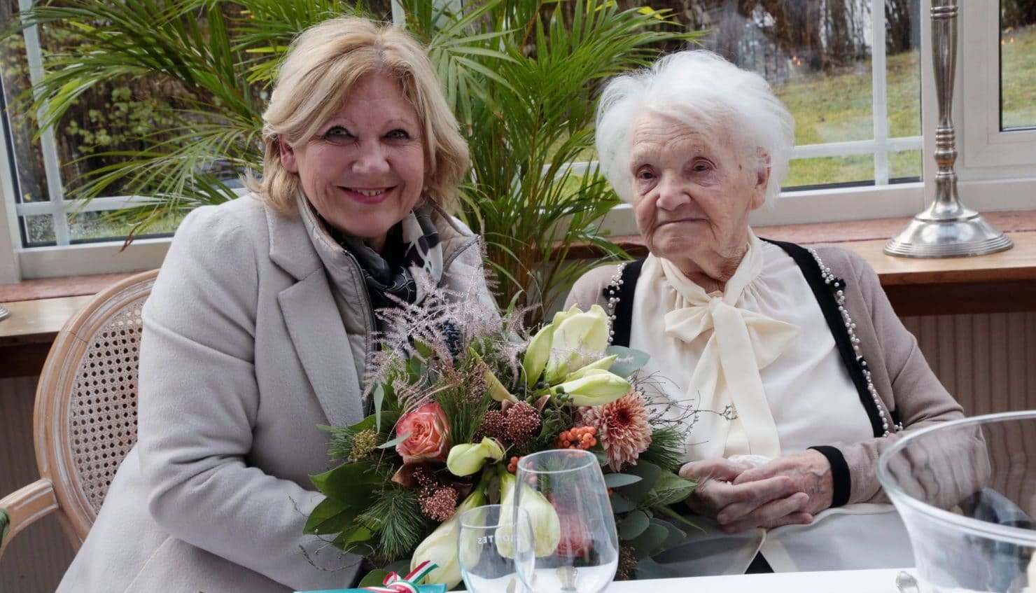 Bürgermeisterin Dr. Maria-Luise Mathiaschitz gratulierte Maria Blank zum hundertsten Geburtstag.