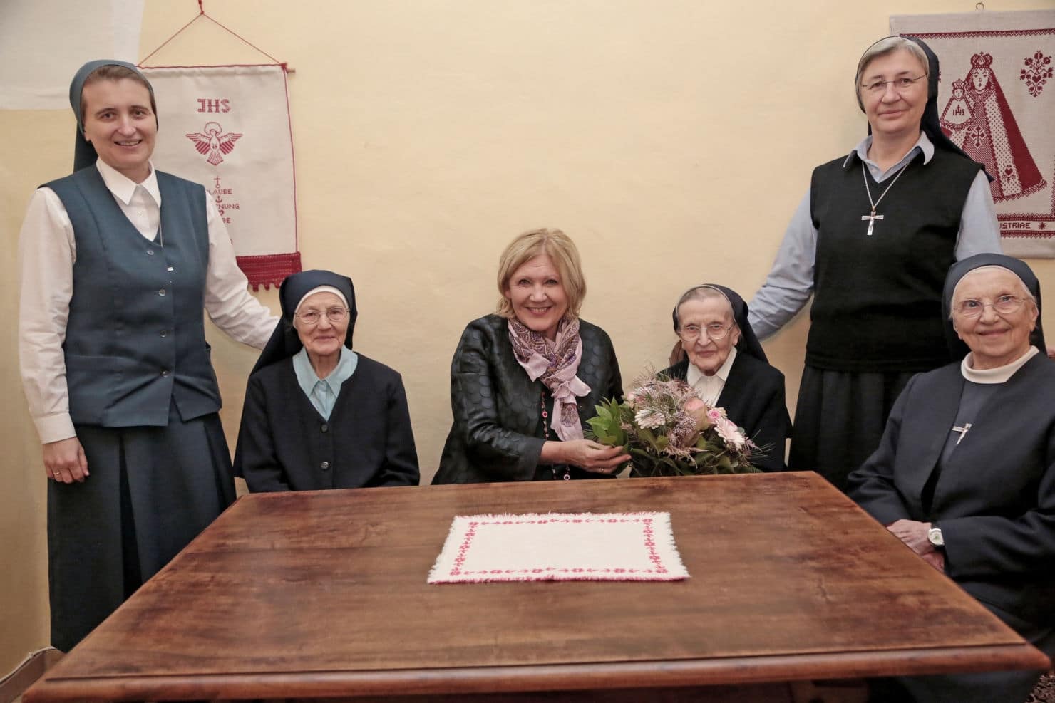 Bürgermeisterin Dr. Maria-Luise Mathiaschitz gratulierte Schwester Maria Nopp im Beisein von Oberin Schwester Zorica Blagotinsek und anderen Mitschwestern herzlich zum 101. Geburtstag.