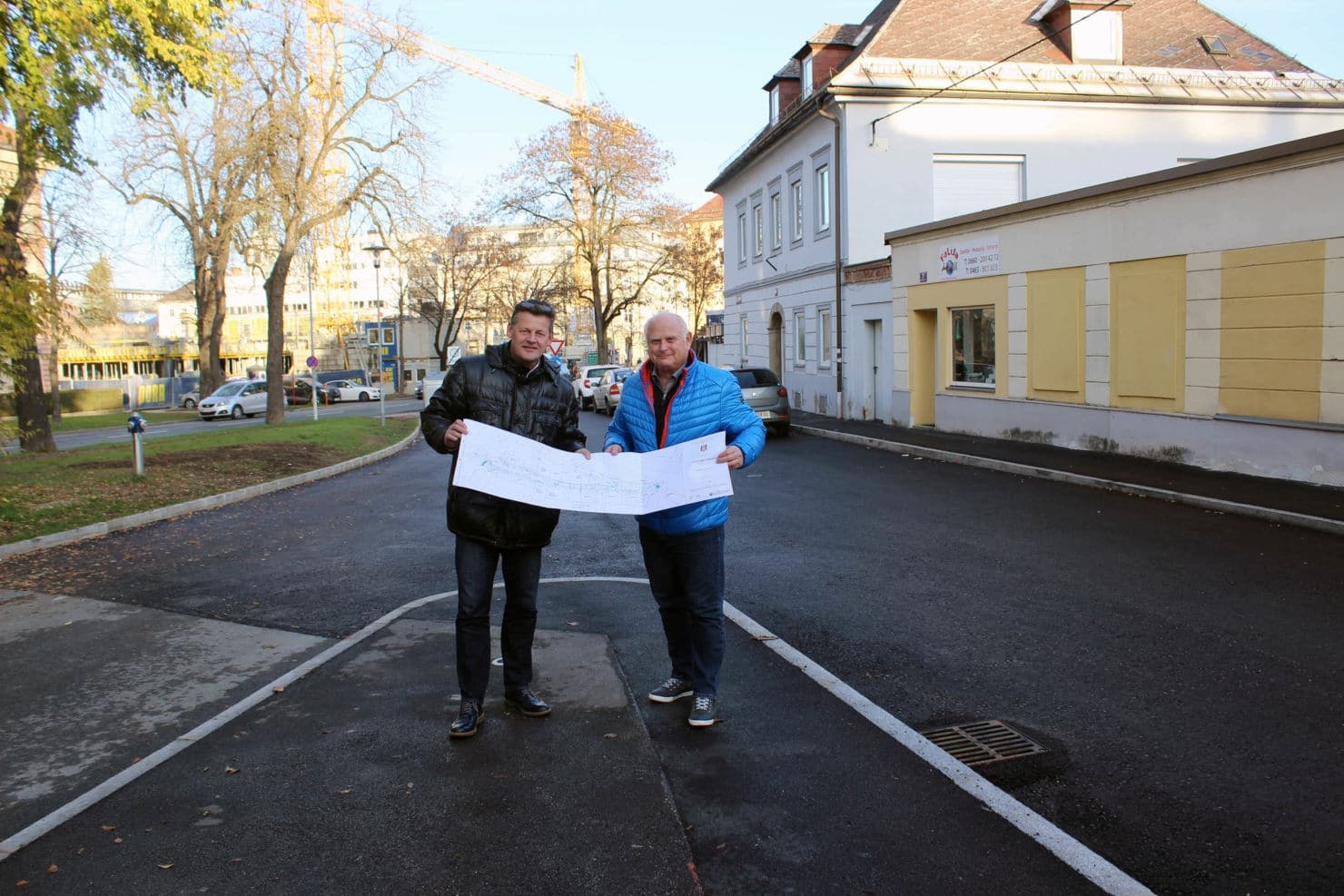 Straßenbaureferent Vizebürgermeister Christian Scheider und Ing. Michael Pirker (Abt. Straßenbau und Verkehr) besichtigen die frisch sanierte Viktringer Straße