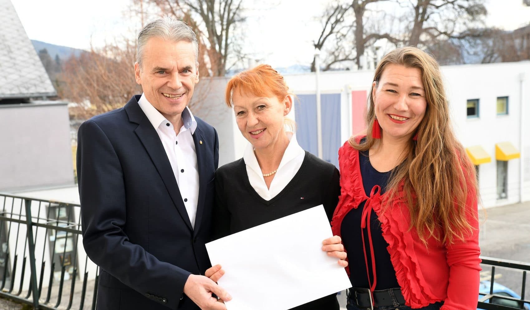 v.l.: Bürgermeister Ferdinand Vouk, Barbara Lerchbaumer, die Leiterin der Alban-Berg-Musikschule Velden und Sachbearbeiterin Patrizia Stöpp-Schöffmann